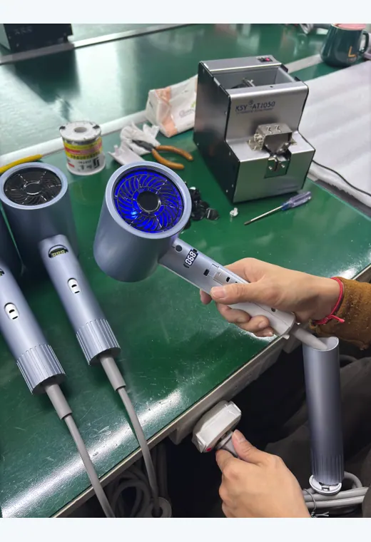 Prueba funcional de secadores de pelo antes del envío